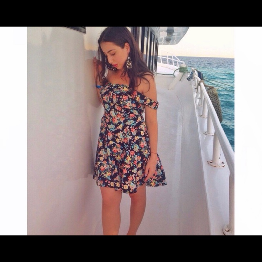 very beautiful  dress)